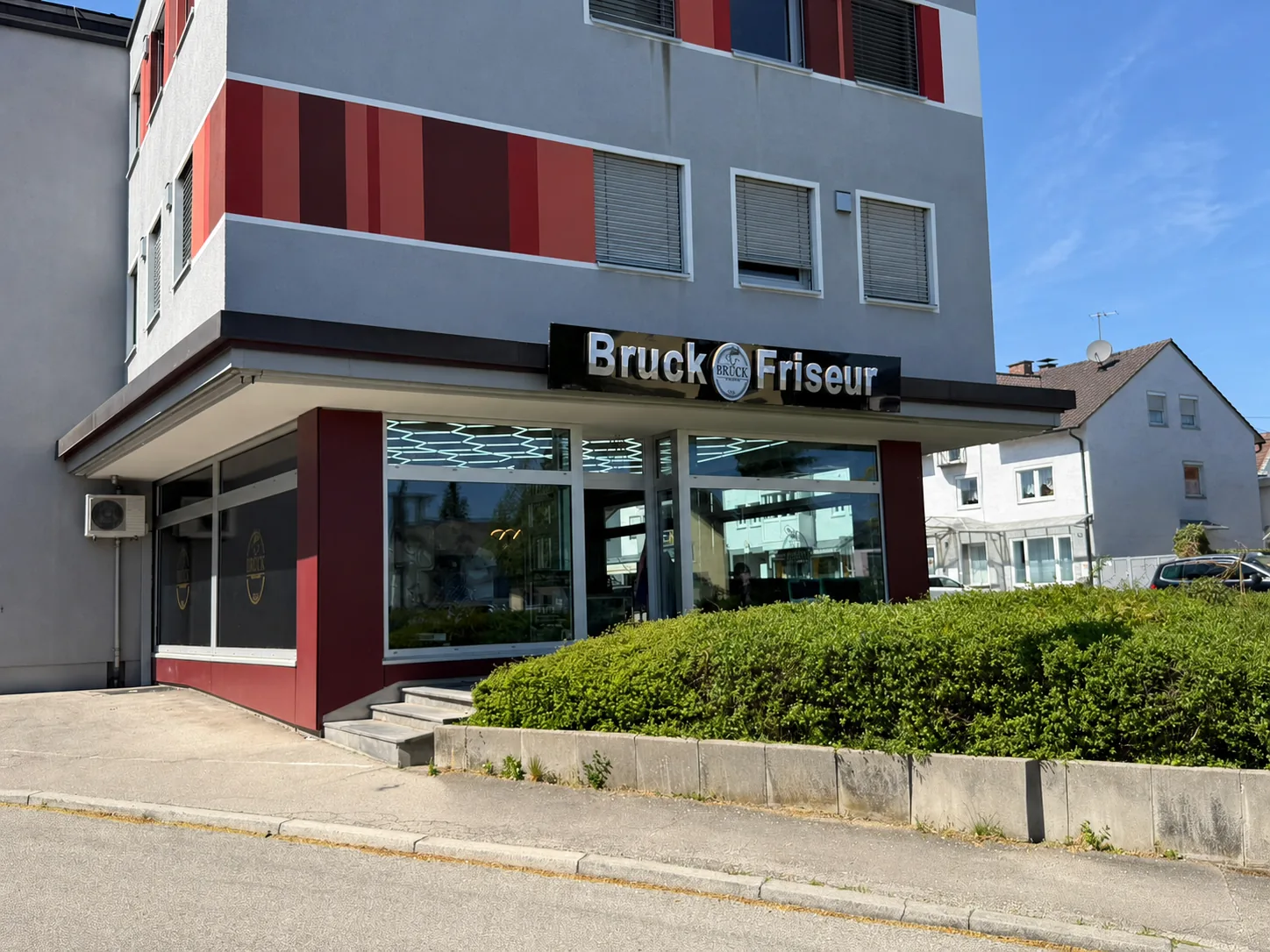 Außenansicht des Salons Bruck Friseur an der Landsberger Straße