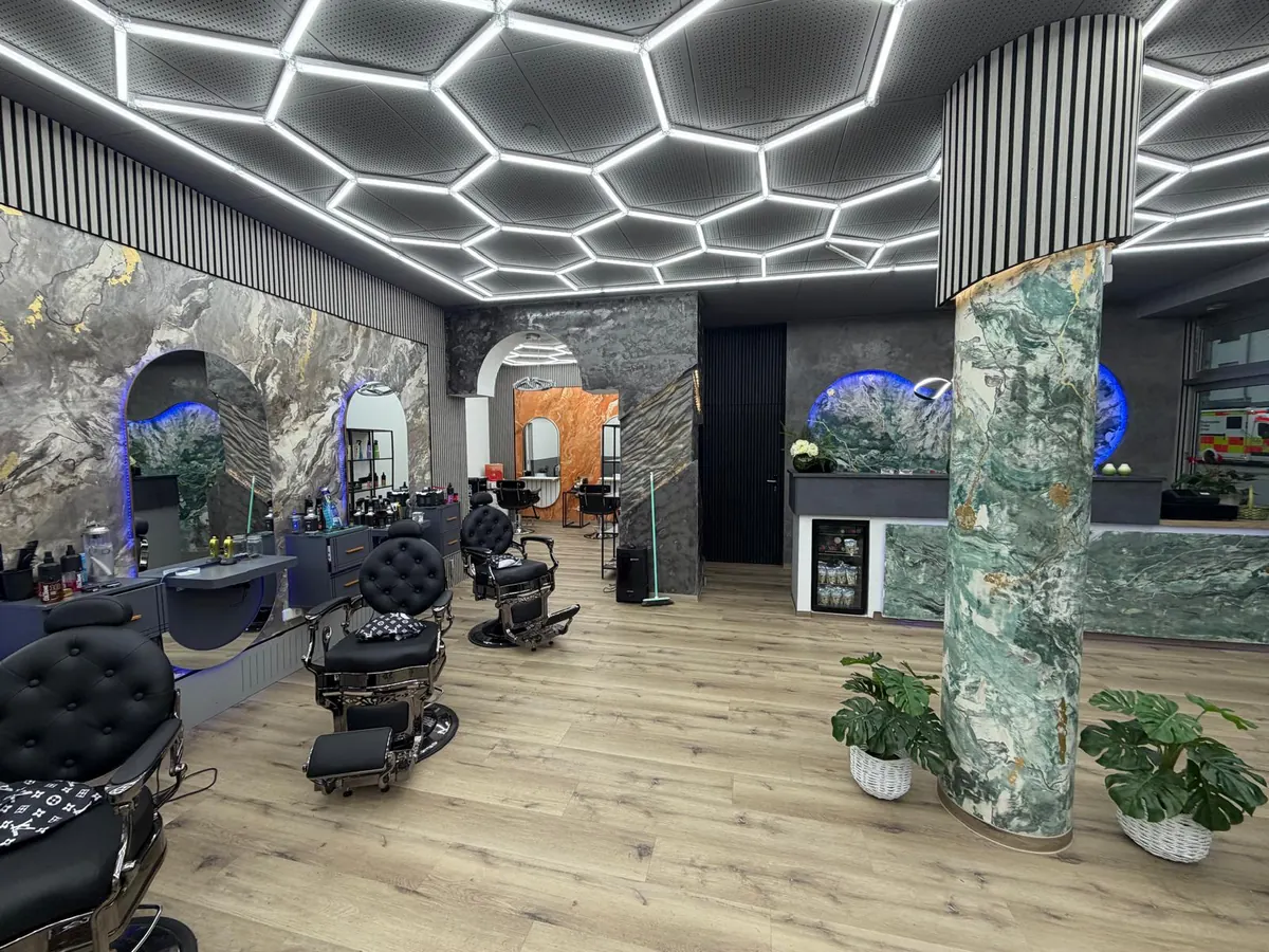 Salon-Einrichtung mit Marmoroptik